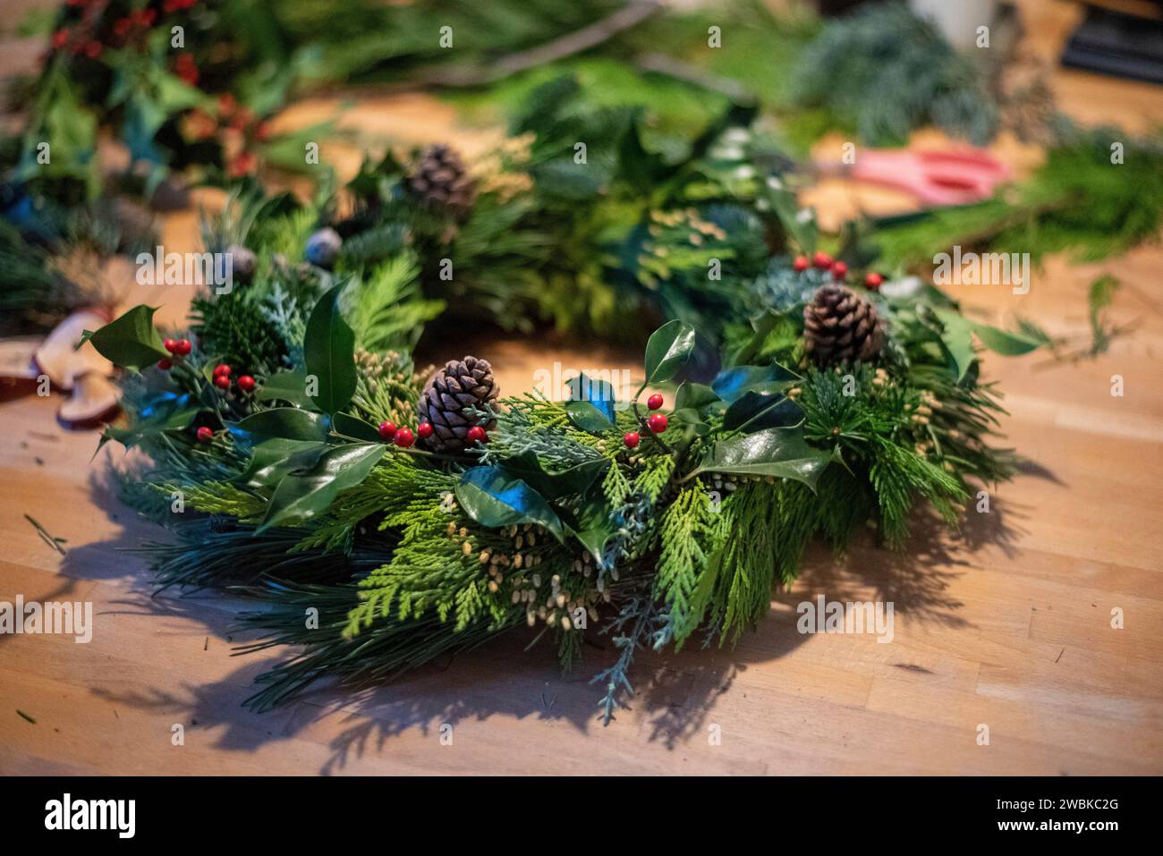 Selbstgebundener Adventskranz Stockfoto