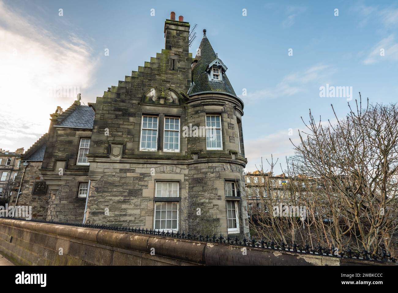 Wunderschöne alte Häuser in Edinburgh, Schottland. Stockfoto