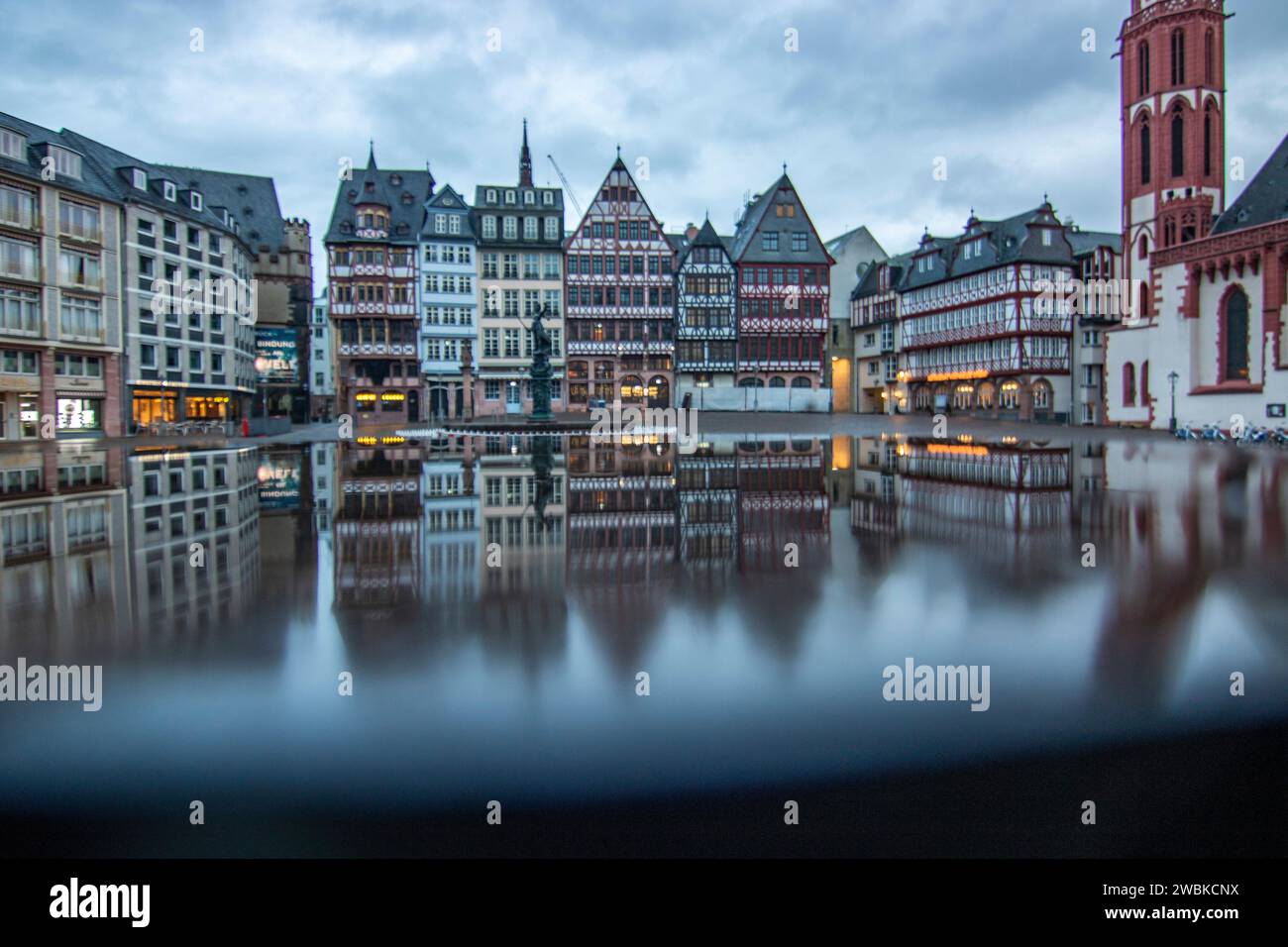 Impressionen aus der historischen Innenstadt von Frankfurt am Main. Wunderschöne Altstadt mit alten Häusern und Gassen. Reflexionen am Morgen ohne Menschen Stockfoto