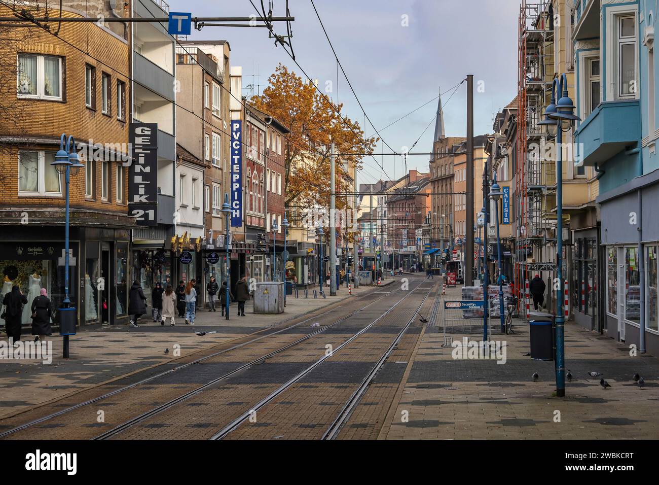 Duisburg, Nordrhein-Westfalen, Deutschland, Duisburg Marxloh, wenige Leute draußen im Kreiszentrum, in der Kaiser-Wilhelm-Straße, einer Haupteinkaufsstraße Stockfoto