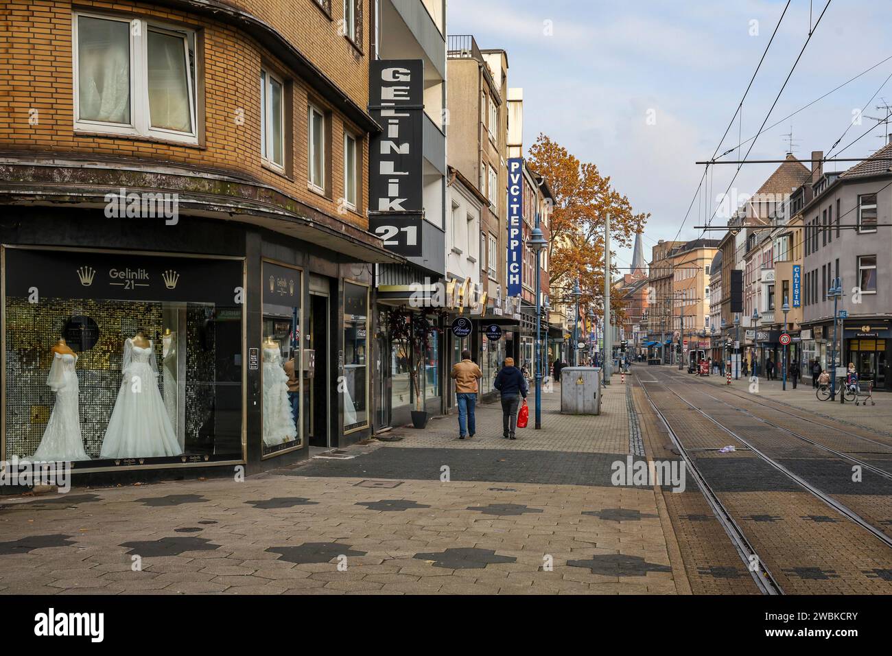 Duisburg, Nordrhein-Westfalen, Deutschland, Duisburg Marxloh, wenige Leute draußen im Kreiszentrum, in der Kaiser-Wilhelm-Straße, einer Haupteinkaufsstraße Stockfoto
