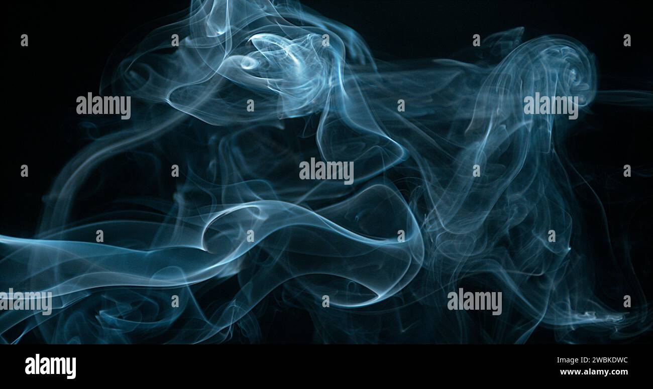 Zigarettenrauch vor schwarzem Hintergrund Stockfoto
