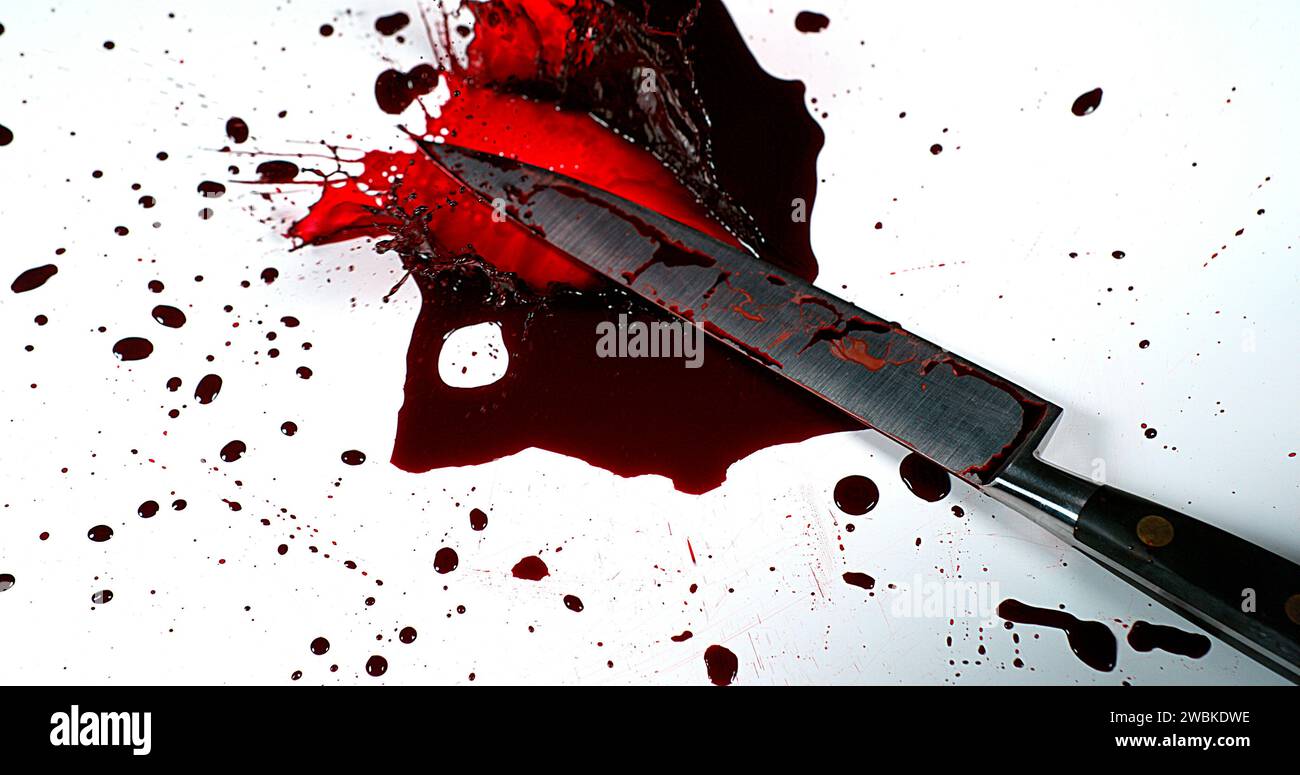 Messer mit Blut vor weißem Hintergrund Stockfoto