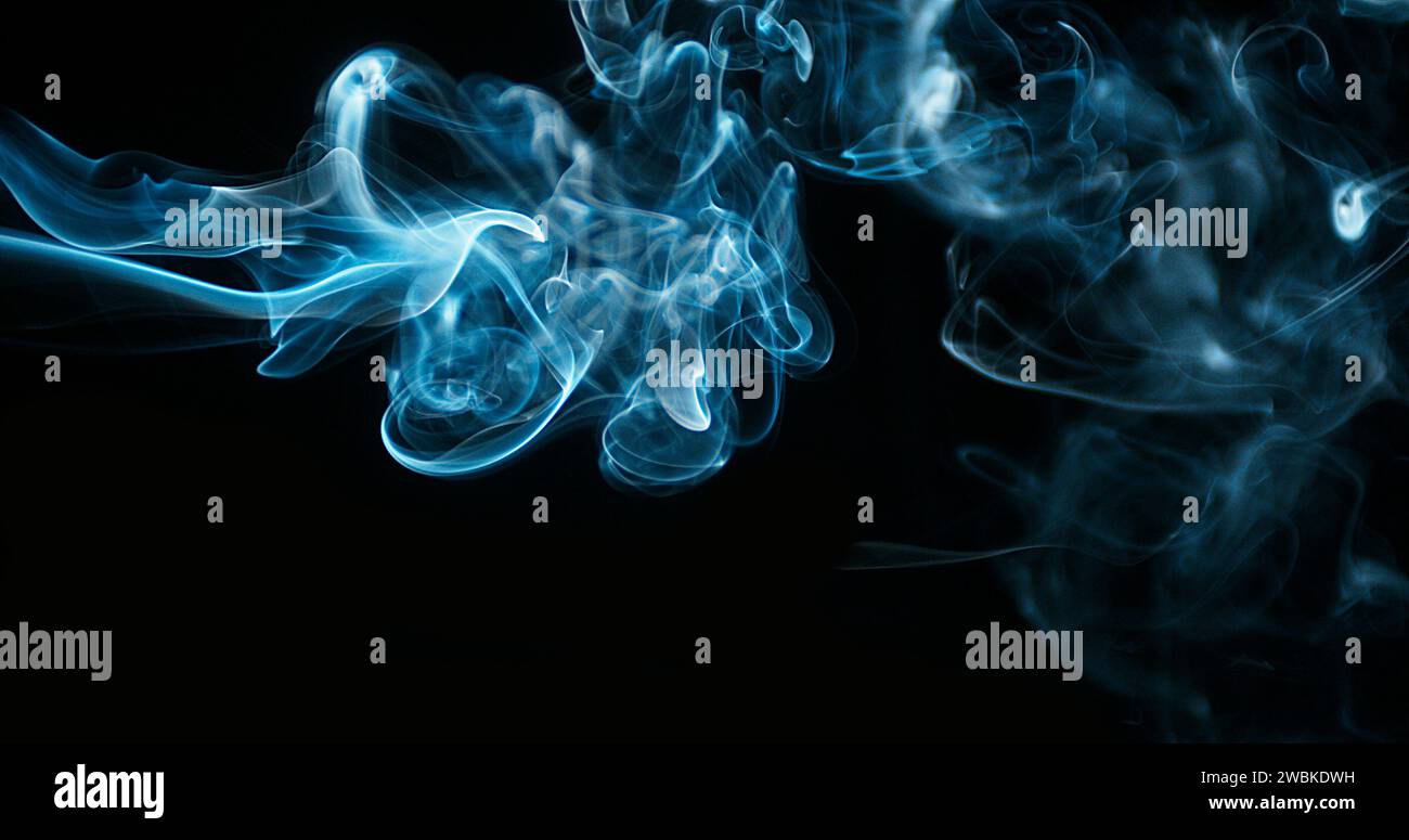 Zigarettenrauch vor schwarzem Hintergrund Stockfoto