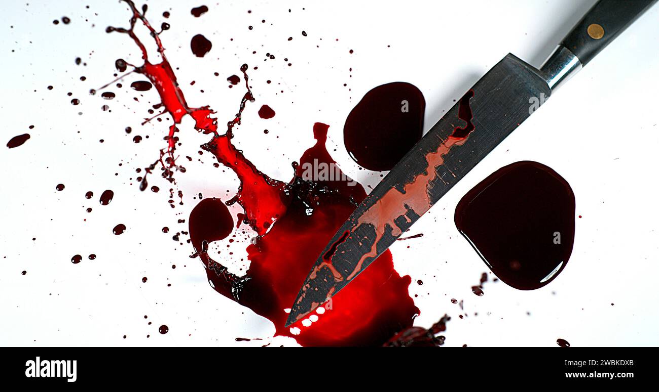 Messer mit Blut vor weißem Hintergrund Stockfoto