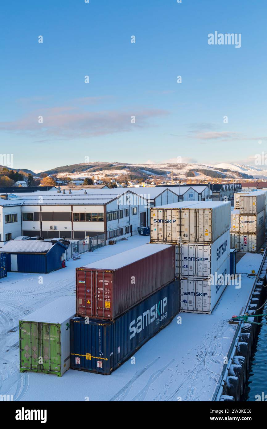 Containerversand auf der Hafenseite in Sortland, Norwegen, Skandinavien, Europa im Oktober Stockfoto