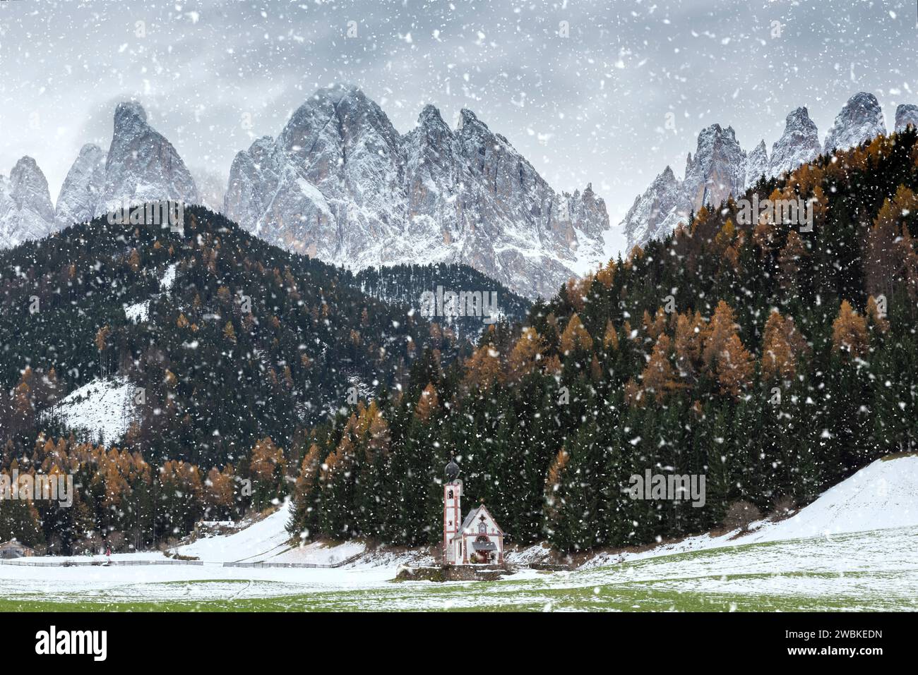 San Giovanni in Ranui auf dem ersten Schnee in der Herbstsaison, Europa, Italien, Trentino Südtirol, Provinz Bozen, San Giovanni in Ranui, Funes-Tal Stockfoto