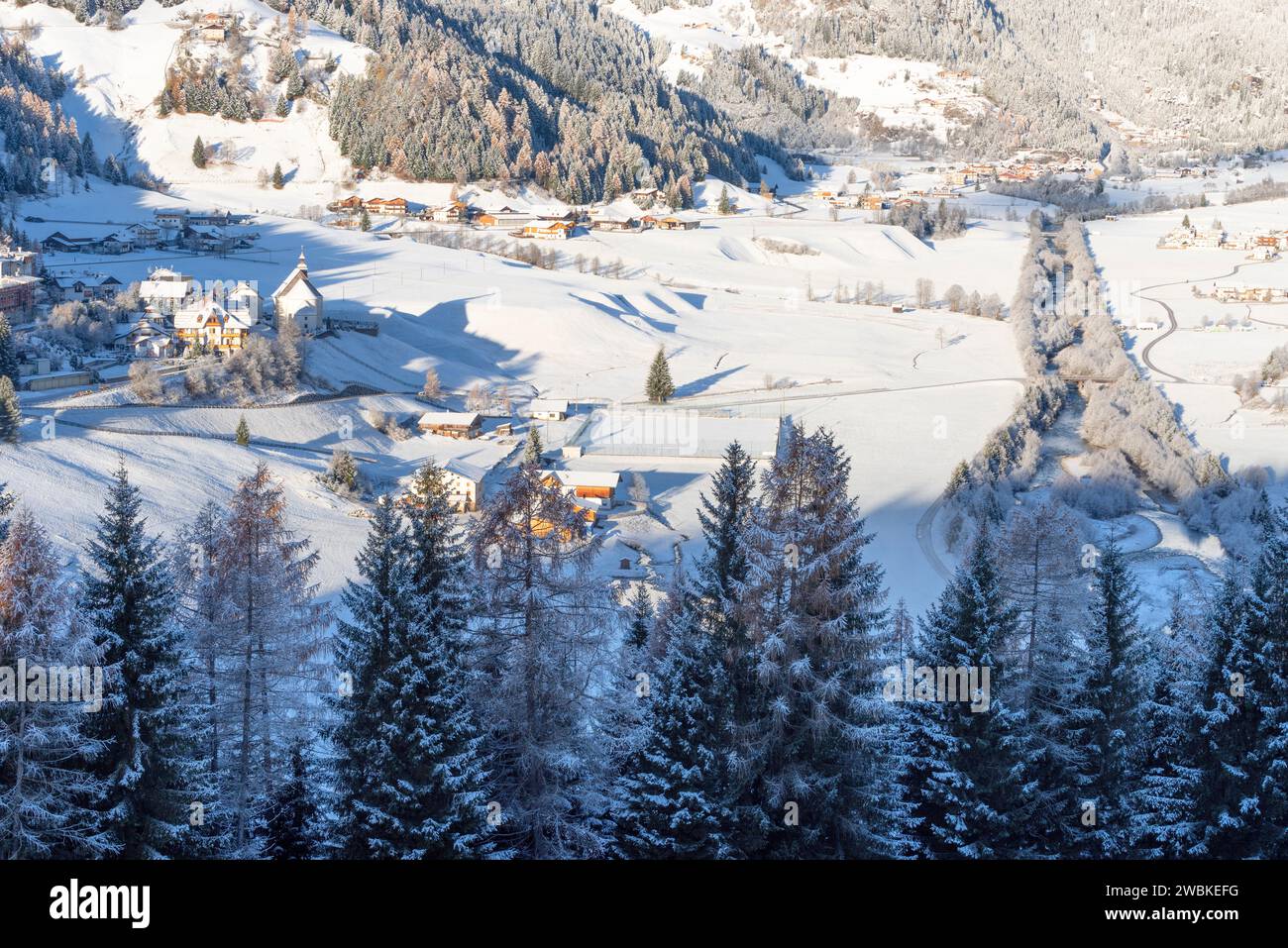 Sehen Sie das Ridanna-Tal und Ihr Dorf Europa, Italien, Trentino Südtirol, Südtirol, Ridanna-Tal, Provinz Bozen, Ridanna Stockfoto