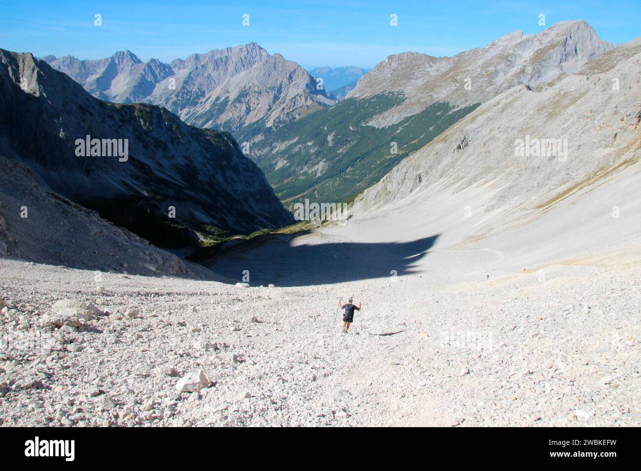 Wandern Sie zur Birkarspitze, dem höchsten Berg im Karwendel 2749 m, und steigen Sie in das Schlauchkar ab, das seinem Namen, Hinterautal-Vomper Cha, alle Ehre macht Stockfoto