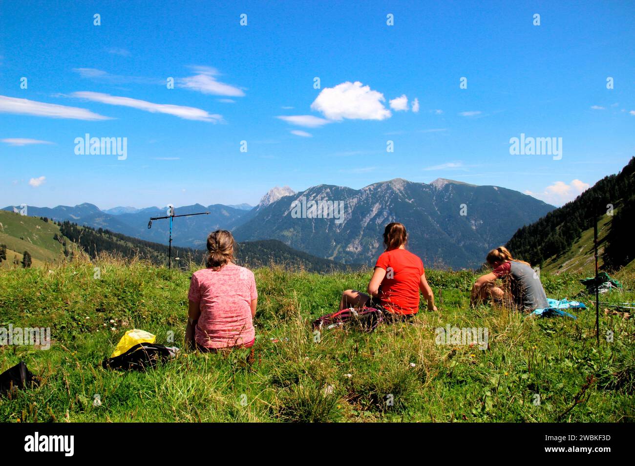 3 Frauen ruhen am Gröbner Hals mit Blick ins Unterautal, im Hintergrund ist der Guffert zu sehen, Bächental, Eben am Achensee muni Stockfoto