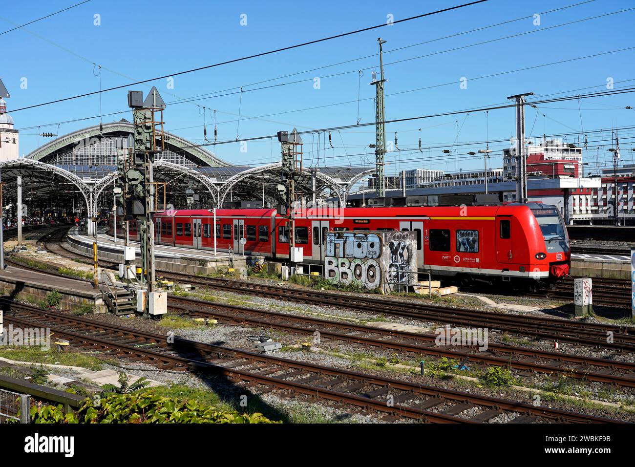 Deutschland, Nordrhein-Westfalen, Köln, Hauptbahnhof, rote Lokalbahn, Laufbänder, außen Stockfoto