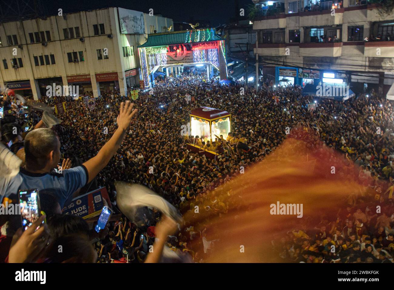 Metro Manila, Philippinen. Januar 2023. Millionen katholischer Gläubiger versammelten sich zum jährlichen Traslacion zum Gedenken an das fest des Schwarzen Nazareners am 9. Januar 2023 in Manila, Philippinen. Die 6 km lange Prozession dauerte 15 Stunden und markierte eine signifikante Rückkehr nach einer dreijährigen Pause aufgrund der Störungen, die durch die COVID-19-Pandemie verursacht wurden. (Foto: Larry Monserate Piojo/SIPA USA) Credit: SIPA USA/Alamy Live News Stockfoto