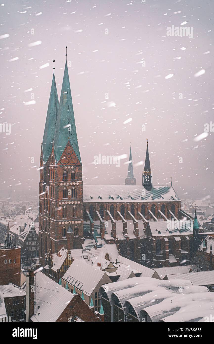 Deutschland, Schleswig-Holstein, Lübeck, Schneedrift vor St. Marienkirche in Lübeck Stockfoto