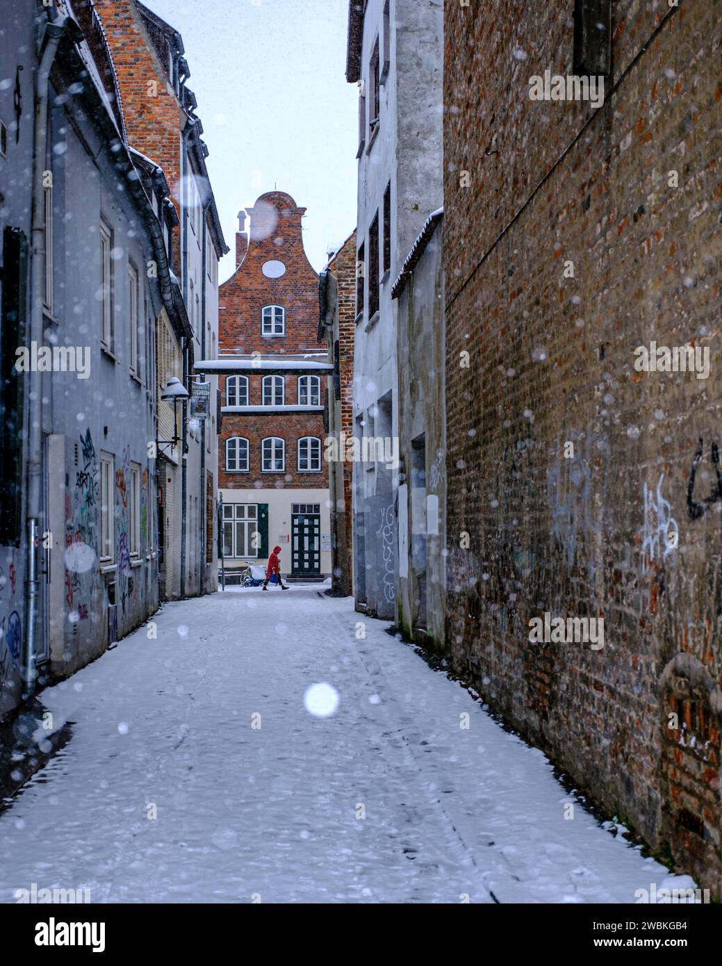 Deutschland, Schleswig-Holstein, Lübeck, Altstadtstraße im Winter Stockfoto