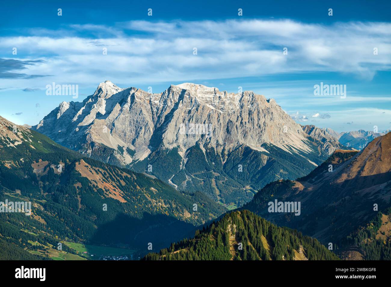 Alpine Berglandschaft an einem sonnigen Herbsttag. Zugspitze oberhalb des Ehrwaldbeckens, Tirol, Österreich, Europa Stockfoto