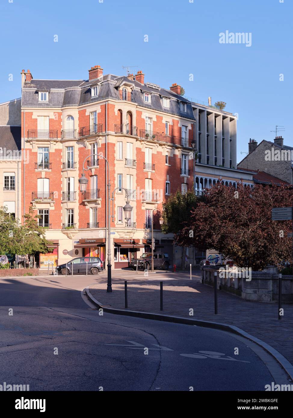 Ein gemauertes Wohn- und Geschäftshaus in Reims - Grand Est, Département Marne, Frankreich Stockfoto