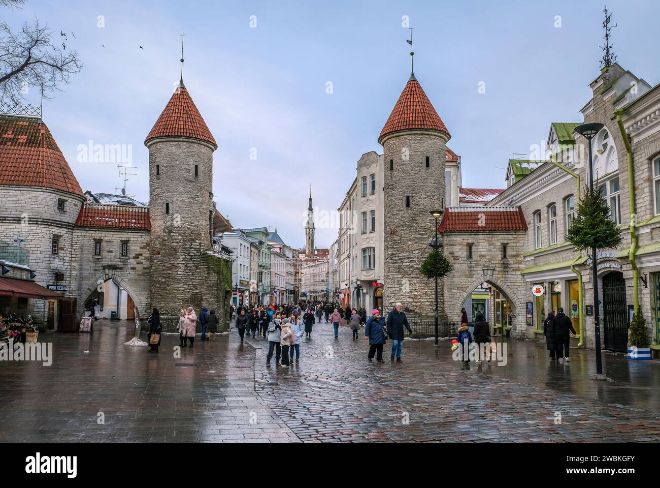 Tallinn, Estland - Altstadt von Tallinn, Lehm Tor, Wachtürme des mittelalterlichen Stadttors Viru, die Viru ist die wichtigste Einkaufsstraße der Stadt, hinter dem Turm des Rathauses am Rathausplatz. Stockfoto