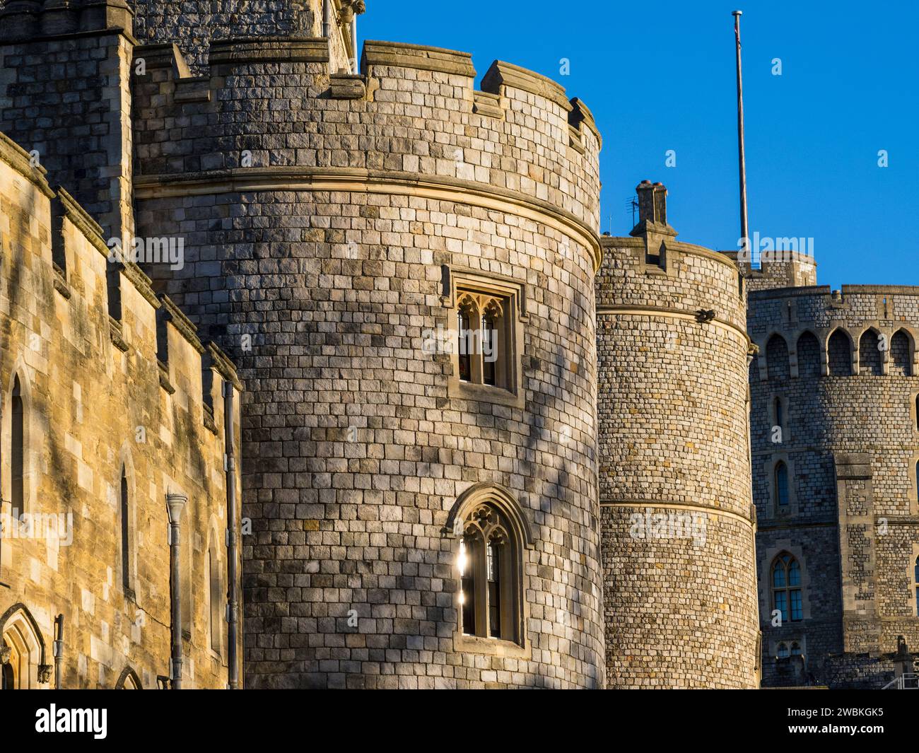 Zinnen und Türme von Windsor Castle, weltgrößtes besetztes Schloss, Windsor, England, Großbritannien, GB. Stockfoto