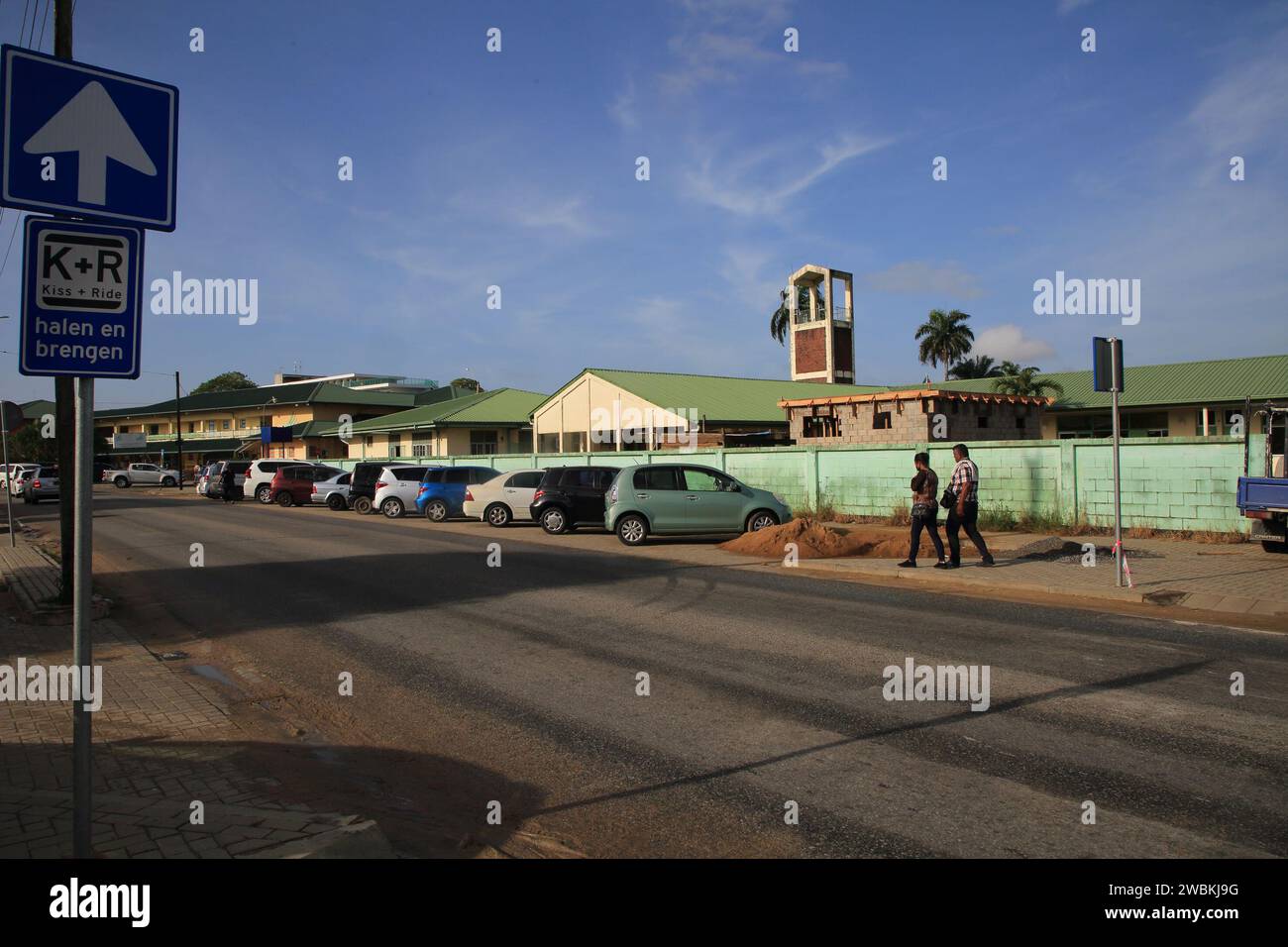 Die surinamische Justiz baut links ein privates Gefängnis für den ehemaligen Armeeführer und ehemaligen Präsidenten Desi Bouterse auf dem Gelände des Dr. FAC Dumontier Militärkrankenhauses an der Ecke des Abraham Ph. Samson und Flustraat, gegenüber dem Akademischen Krankenhaus Paramaribo, um seine 20-jährige Haftstrafe zu verbüßen, die Freitag, am Donnerstag, den 11. Januar 2024, beginnt, Paramaribo, Suriname. ANP Ranu Abhelakh niederlande aus - belgien aus Stockfoto