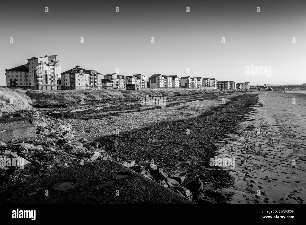 Häuser entlang der Küste mit Blick auf den Strand in Ayr an einem Wintersamstagnachmittag Stockfoto