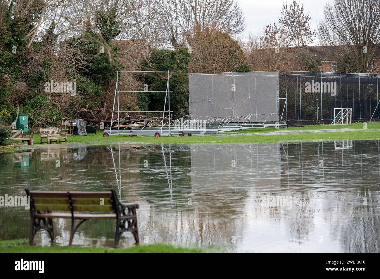 Wraysbury, Großbritannien. Januar 2024. Das überflutete Cricketfeld und das Dorfgrün in Wraysbury, Berkshire. Einige Gärten sind in Wraysbury, Berkshire, noch immer überflutet, nachdem die Themse Anfang dieser Woche ihr Ufer geplatzt hat. Nach einer schrecklichen Woche für einige Bewohner in der Nähe der Themse geht die Überschwemmung in Wraysbury, Berkshire, endlich zurück. Jetzt beginnt die Reinigung. Quelle: Maureen McLean/Alamy Live News Stockfoto