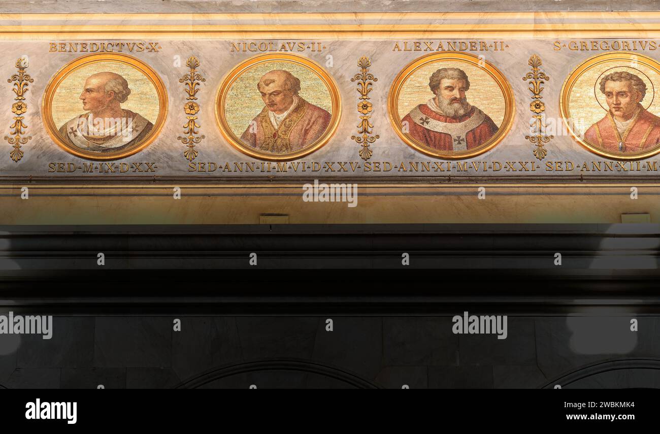 Mosaikporträt der Päpste Benedikt X., Nikolaus II., Alexander II. Und Gregor VII., auf einer Wand in der päpstlichen Basilika St. Paul vor den Mauern, Rom, Stockfoto