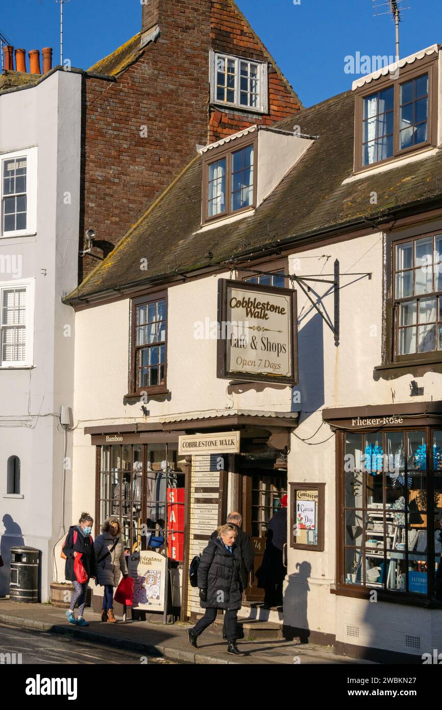 Steyning, West Sussex, Großbritannien - 10. Januar. Eintritt zum Kopfsteinpflasterweg in Steyning, West Sussex am 10. Januar 2024. Vier nicht identifizierte Personen Stockfoto