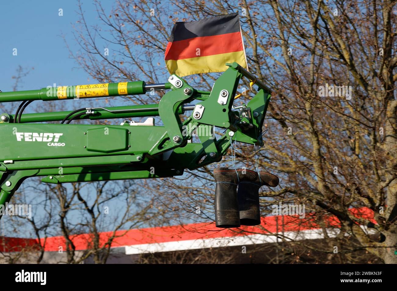 Bauern-Protest 11.01.2024 Traktor Konvoi Korso Kundgebung Demonstration der hessischen Landwirte Bauern im Rahmen der bundesweiten Aktionswoche des Bauernverbandes wegen Kürzungen der Subventionen und dem Sparpaket der Bundesregierung in der Innenstadt von Frankfurt führt zu Straßensperrungen, Umleitungen und Behinderungen des Straßenverkehrs hier Gumistiefel verkehrt am Traktor aufgehängt Frankfurt Main Hessen Deutschland *** Bauernprotest 11 01 2024 Traktorkonvoi-Parade Demonstration hessischer Bauern im Rahmen der bundesweiten Aktionswoche des Bauernverbandes weil Stockfoto