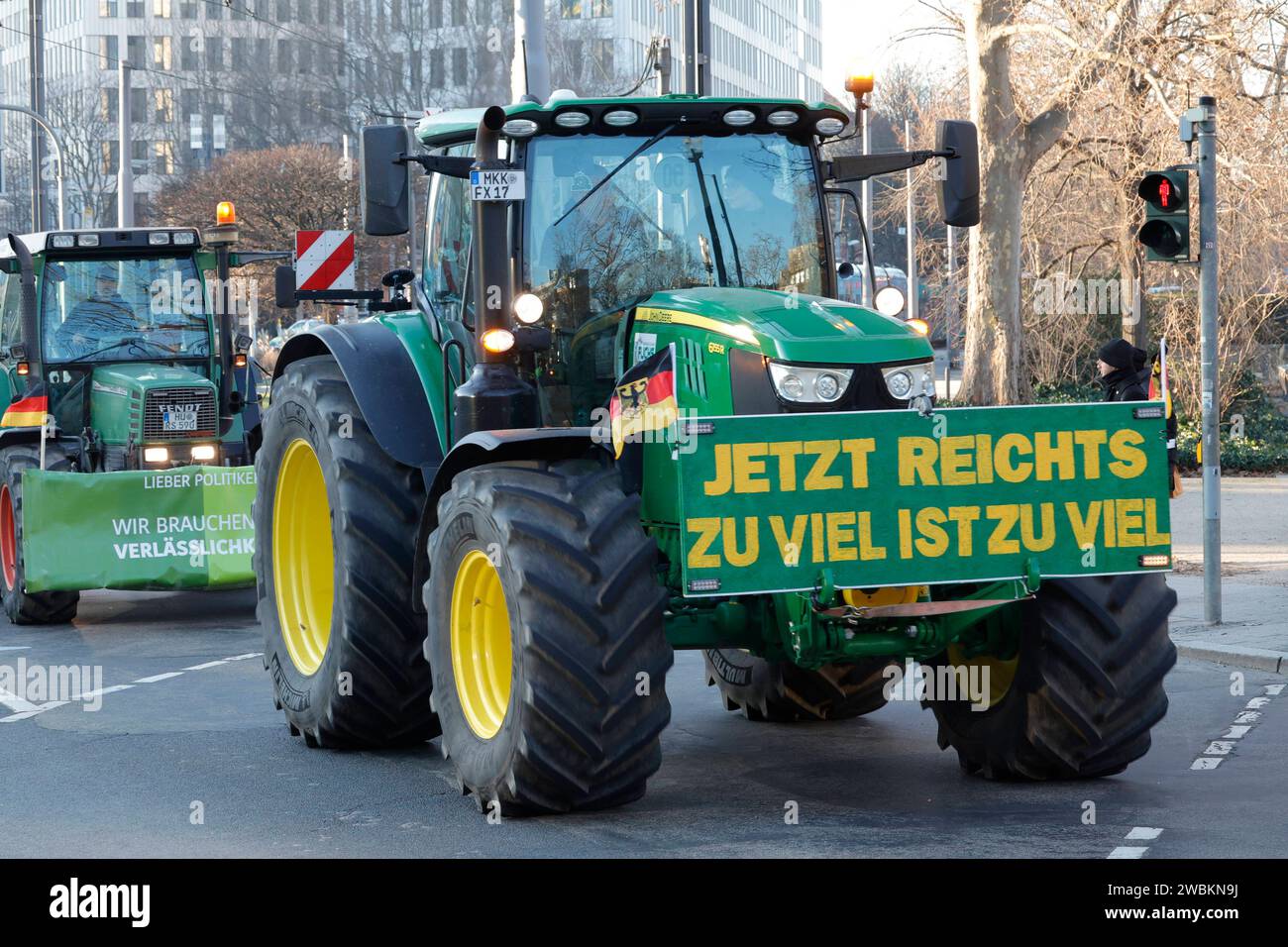 Bauern-Protest 11.01.2024 Traktor Konvoi Korso Kundgebung Demonstration der hessischen Landwirte Bauern im Rahmen der bundesweiten Aktionswoche des Bauernverbandes wegen Kürzungen der Subventionen und dem Sparpaket der Bundesregierung in der Innenstadt von Frankfurt führt zu Straßensperrungen, Umleitungen und Behinderungen des Straßenverkehrs Wiesbaden Hessen Deutschland *** Bauernprotest 11 01 2024 Traktorkonvoisparade Demonstration hessischer Bauern-Demonstration im Rahmen der bundesweiten Aktionswoche des Bauernverbandes wegen Kürzungen der Subventionen und der Bundesregierung Stockfoto