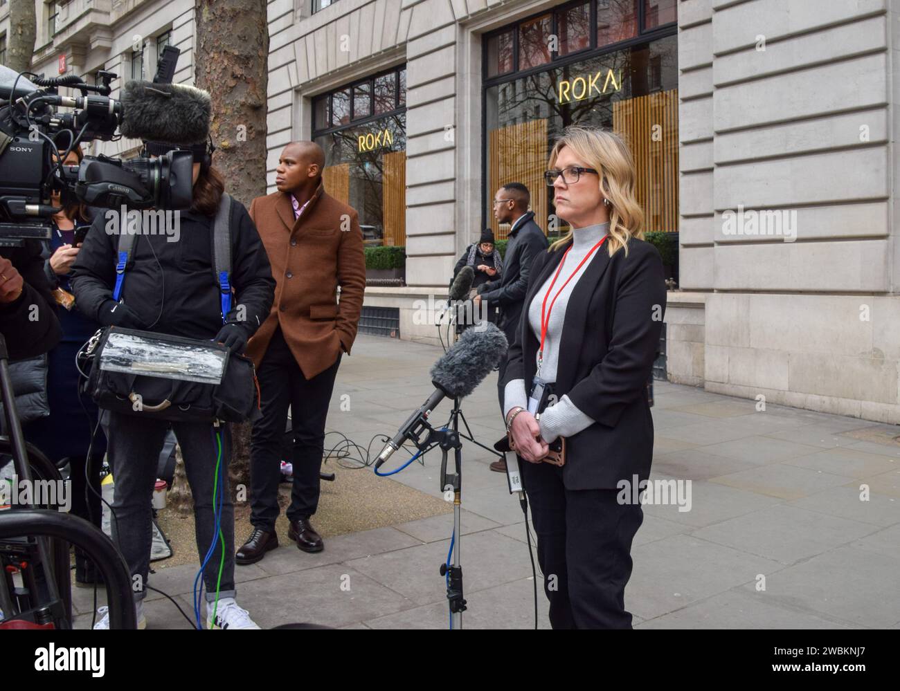 London, Großbritannien. Januar 2024. JANET SKINNER, ehemalige Postmeisterin und Opfer des Horizon-Skandals, gibt ein Interview vor dem Aldwych House, während die IT-Anfrage des Postamtes beginnt. Quelle: Vuk Valcic/Alamy Live News Stockfoto