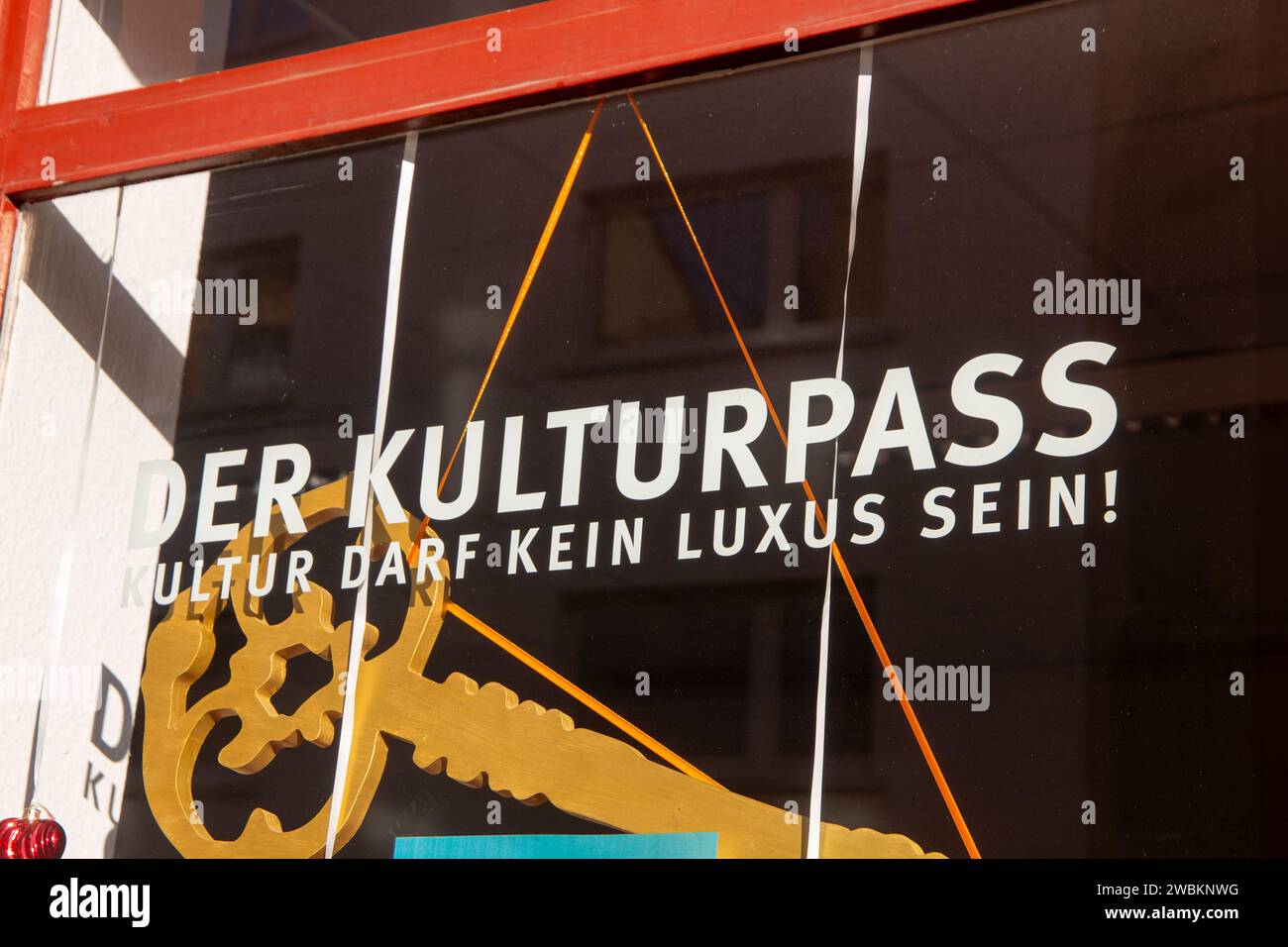 Die Inschrift DER KULTURPASS am Schaufenster von KULTURPARKETT in Mannheim, Baden-Württemberg. Der Kulturpass ist ein Angebot der Bundesregierung Stockfoto