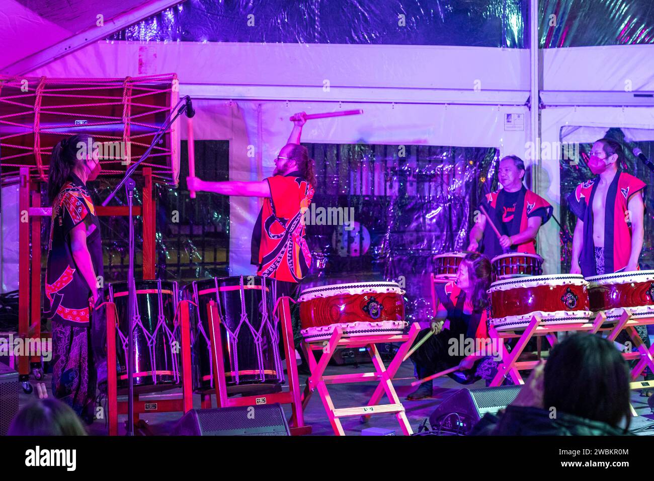 Detroit, Michigan - das Fire & Ice Festival am Detroit Riverwalk bietet Eisschnitzereien, Musik und Spiele. Die Raion Taiko Drummers traten im Th auf Stockfoto