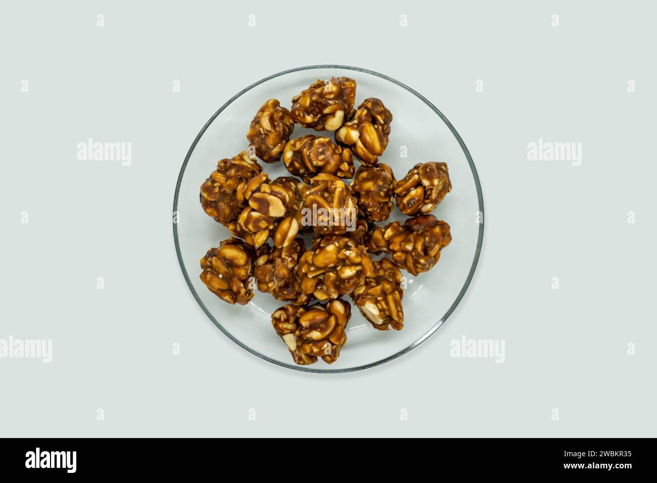 Eine Platte mit Erdnuss Ladoo für Makar Sankranti, die Peantus in süße Zackengud in Nepal und Indien getaucht ist Stockfoto