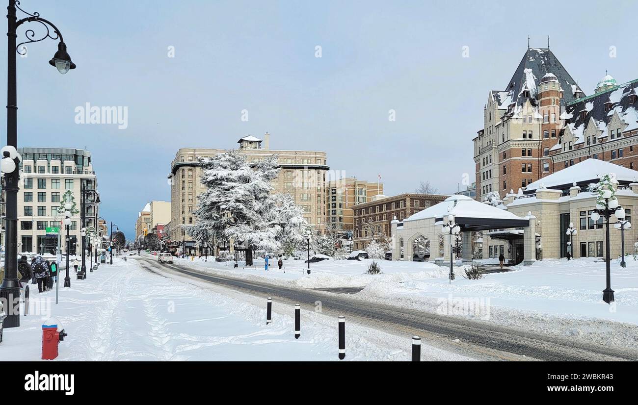 Eine winterliche Wunderlandschaft bildet den Rahmen als bezaubernde Straße in Victoria, BC, Kanada Stockfoto