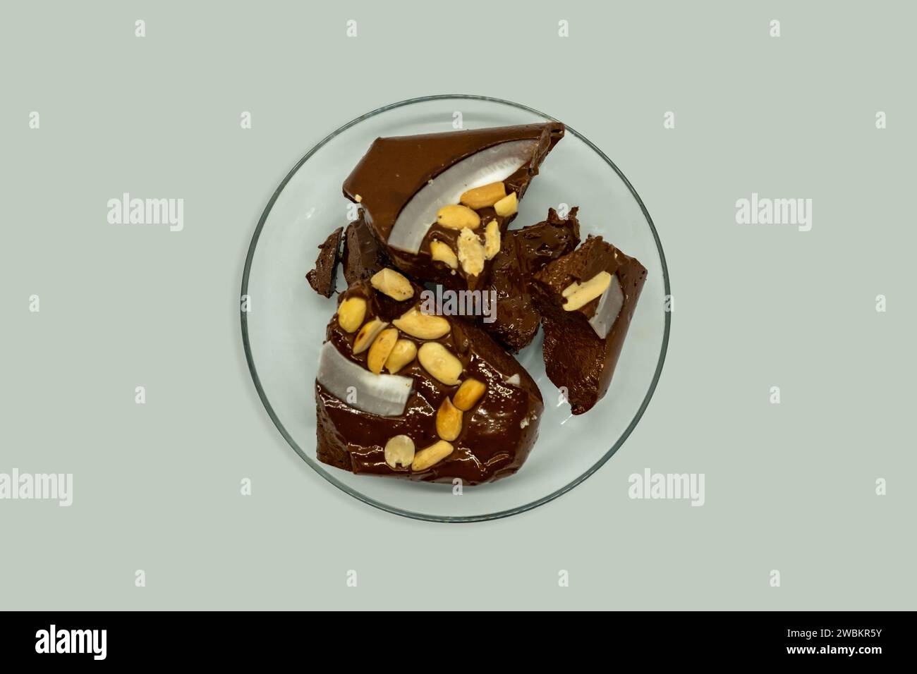 Verbranntes Jaggery Chaku mit Erdnüssen und Kokosnusssüß für Makar Maghe Sankranti in Nepal Stockfoto