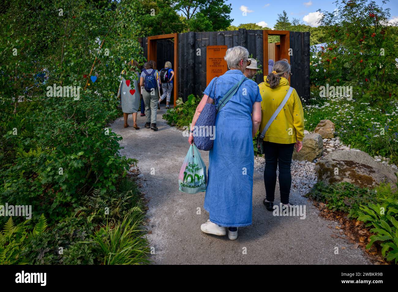 Construction Minds Show Garden Competition (Besucher und Leute sehen, herumlaufen) - RHS Tatton Park Flower Show 2023, Cheshire England Großbritannien. Stockfoto