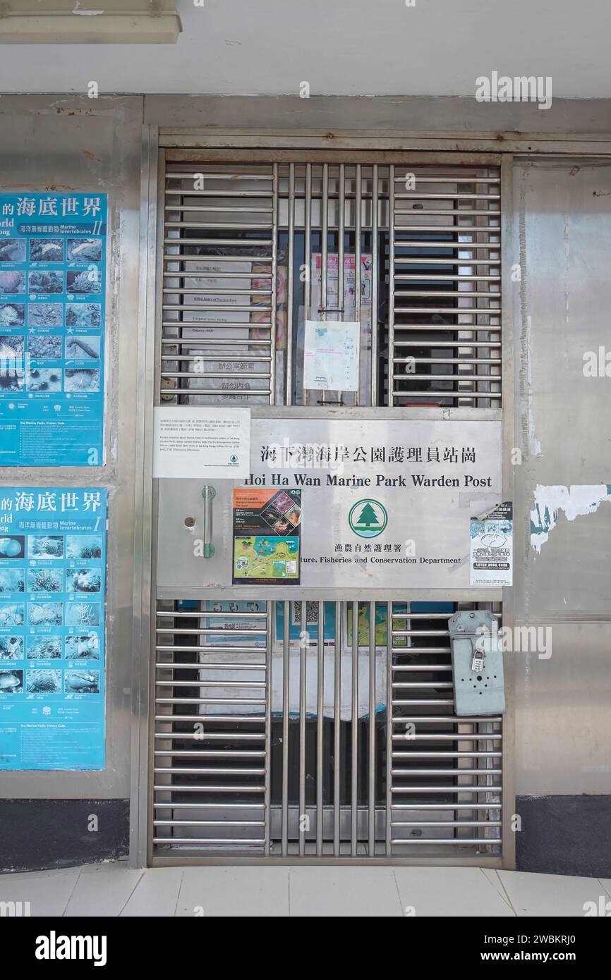 Hongkong, China - 12. Juli 2022: Büro der Hoi Ha Wan Marine Park Warden Post in Sai Kung, Hongkong. Stockfoto