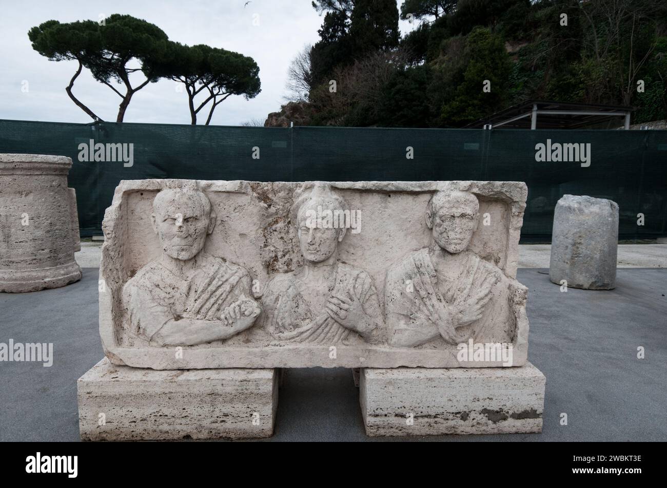 Rom, Italien. Januar 2024. Archäologische Funde aus dem Römischen Reich werden am 11. Januar 2024 im Park des Mount Celio Museum in Rom, Italien, ausgestellt. Das Museum mit Blick auf das Kolosseum beherbergt die riesige Marmorkarte (Forma Urbis Romae) des antiken Roms, die 203 n. Chr. unter Kaiser Septimius Severus erstellt wurde. Die Karte misst 18 Meter mal 13 Meter. (Foto: Andrea Ronchini/NurPhoto) Credit: NurPhoto SRL/Alamy Live News Stockfoto