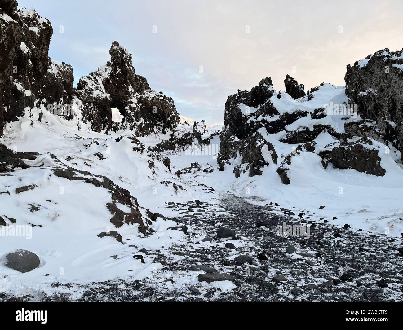 Eine malerische Winterszene mit einer Decke aus unberührtem Schnee auf Felsen Stockfoto