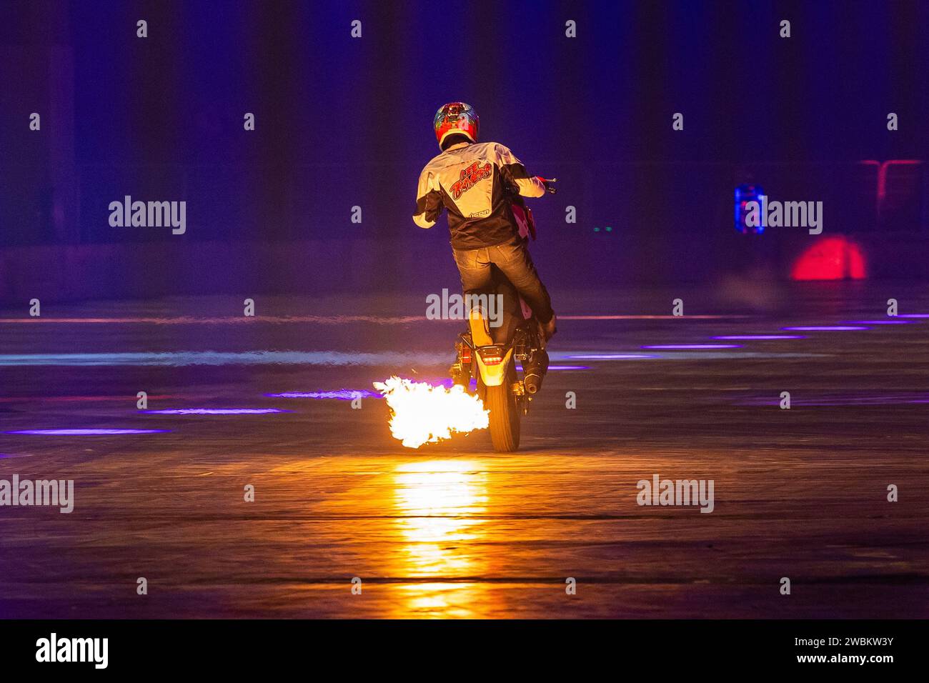 Birmingham, UK, 11. Januar 2024, Autosport International Show 2024, die Show brennt in Flammen, während ein Motorradfahrer in der Live Action Arena Flammen durch den Auspuff zündet. Beschreibung: Neil Terry/Neil Terry Photography Stockfoto