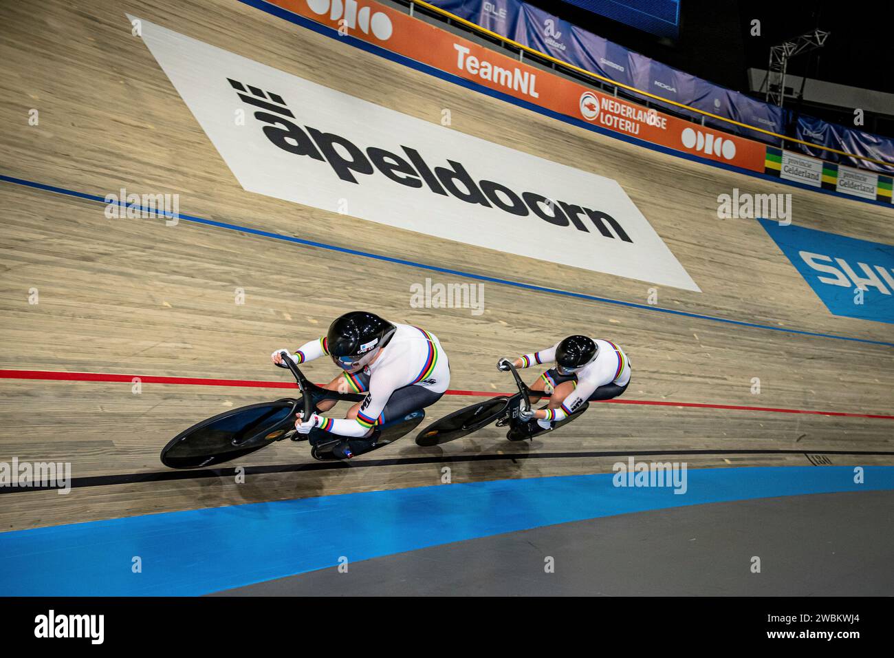 HINZE Emma - FRIEDRICH Lea Sophie ( DE ) – Deutschland – Querformat - quer - horizontal - Landschaft - Veranstaltung/Veranstaltung: UEC Track Cycling Europameisterschaft 2024 - Apeldoorn - Kategorie/Kategorie: Radfahren - Track Cycling - Europameisterschaft - Ort/Ort: Europa – Niederlande - Apeldoorn - Omnisport - Disziplin: Team Sprint - Elite Damen - Distanz: . M - Datum/Datum: 10.01.2024 – Mittwoch – Tag 1 – Fotograf: © Arne Mill – frontalvision.com Stockfoto