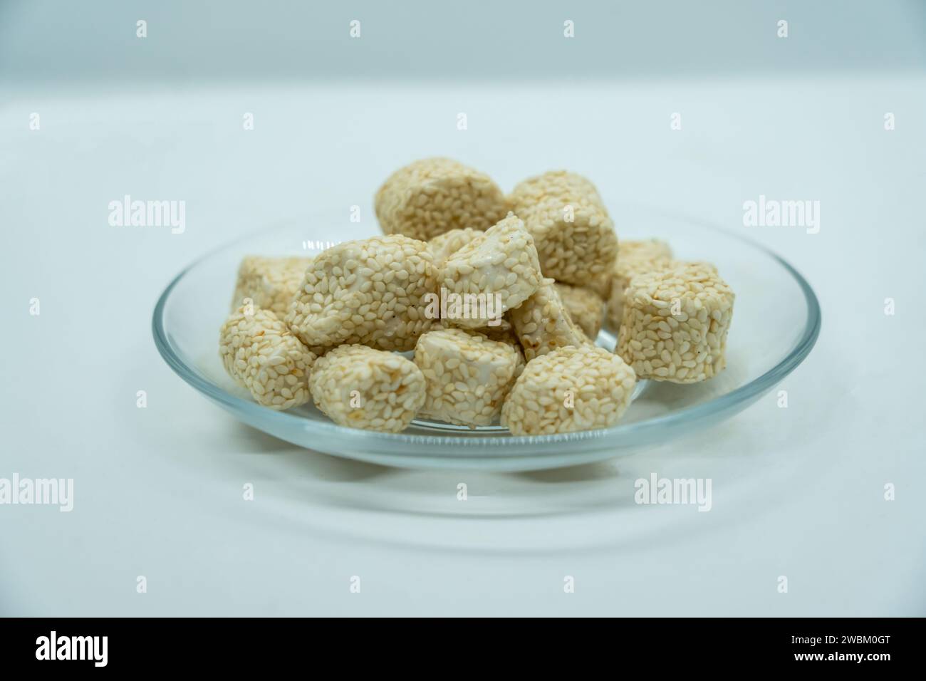 Sesam Ladoo aka til Ko ladoo für Makar Maghe Sankranti tauchte für das Hindu-Festival in zerklüftete Farben Stockfoto