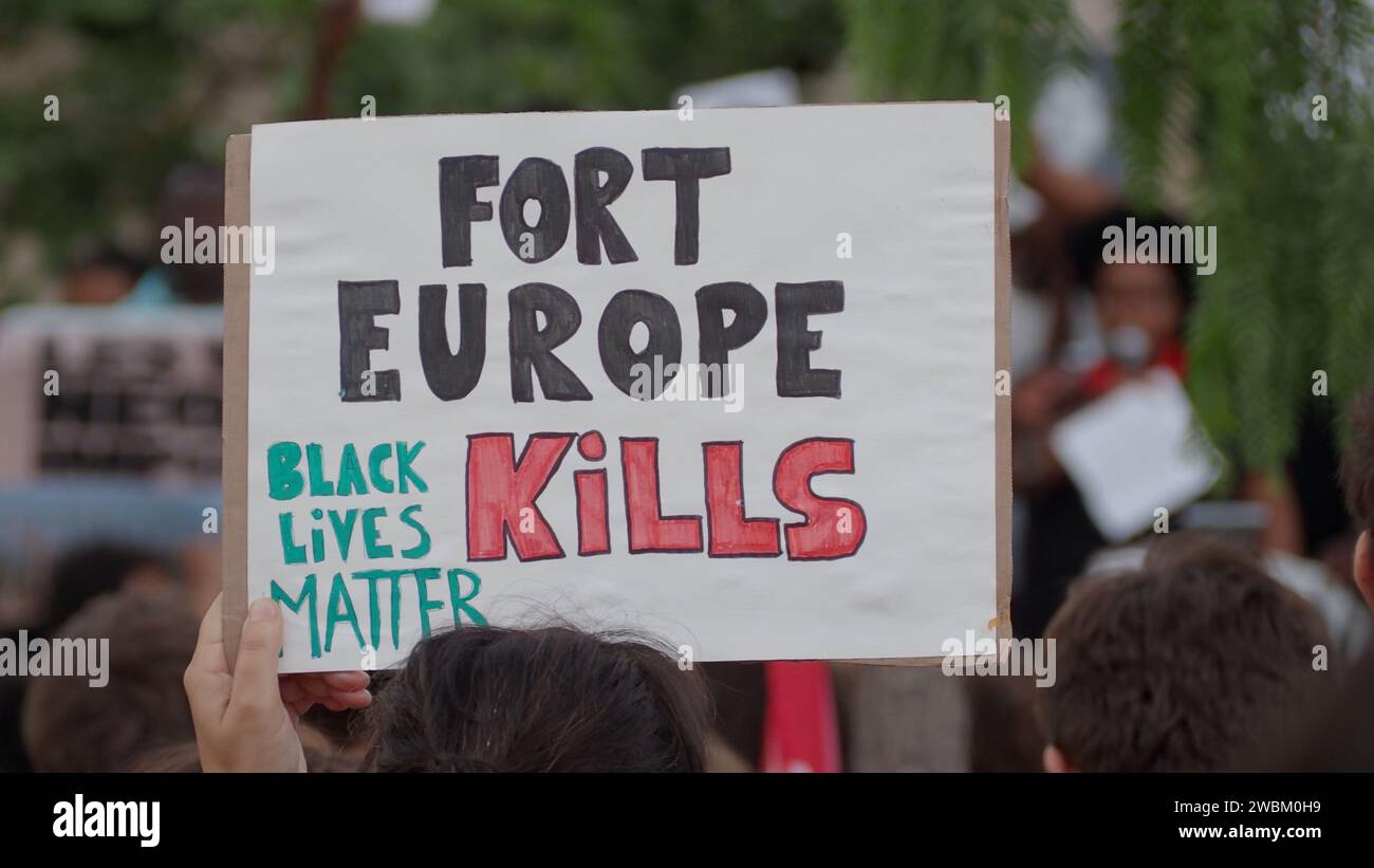 Poster in einer antirassistischen Demonstration in Spanien, auf der steht: Fort Europe tötet. Stockfoto