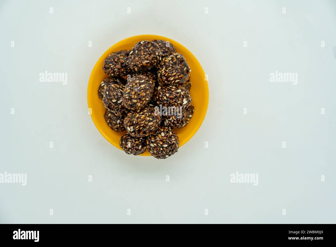 Sesam Ladoo aka til Ko ladoo für Makar Maghe Sankranti tauchte für das Hindu-Festival in zerklüftete Farben Stockfoto