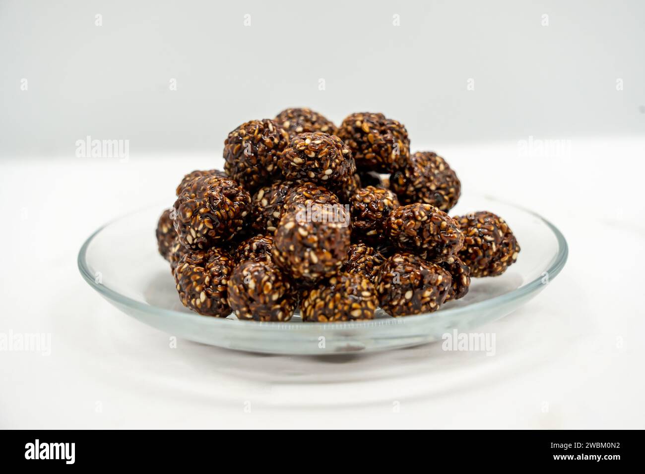 Sesam Ladoo aka til Ko ladoo für Makar Maghe Sankranti tauchte für das Hindu-Festival in zerklüftete Farben Stockfoto