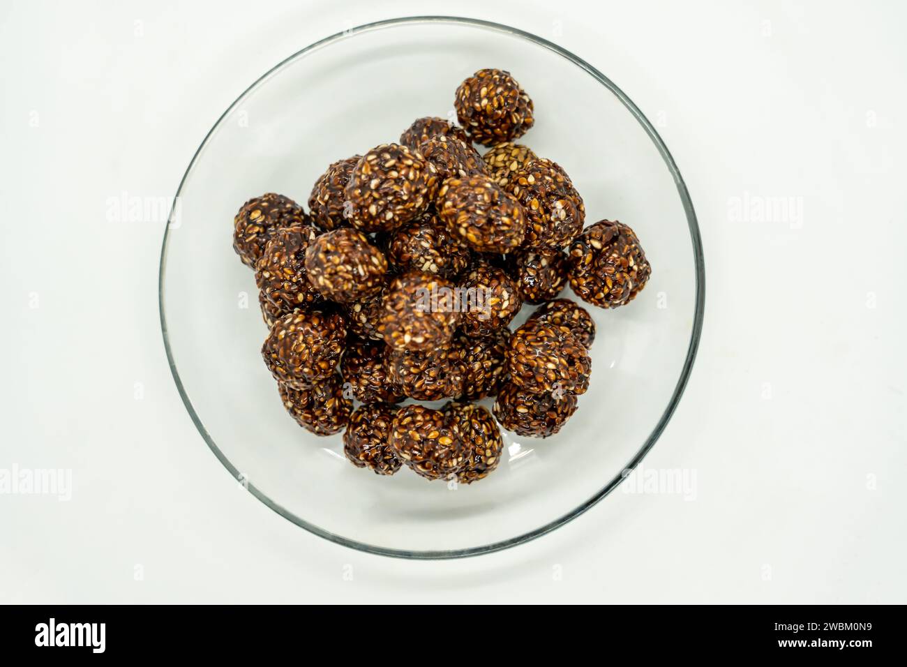 Sesam Ladoo aka til Ko ladoo für Makar Maghe Sankranti tauchte für das Hindu-Festival in zerklüftete Farben Stockfoto