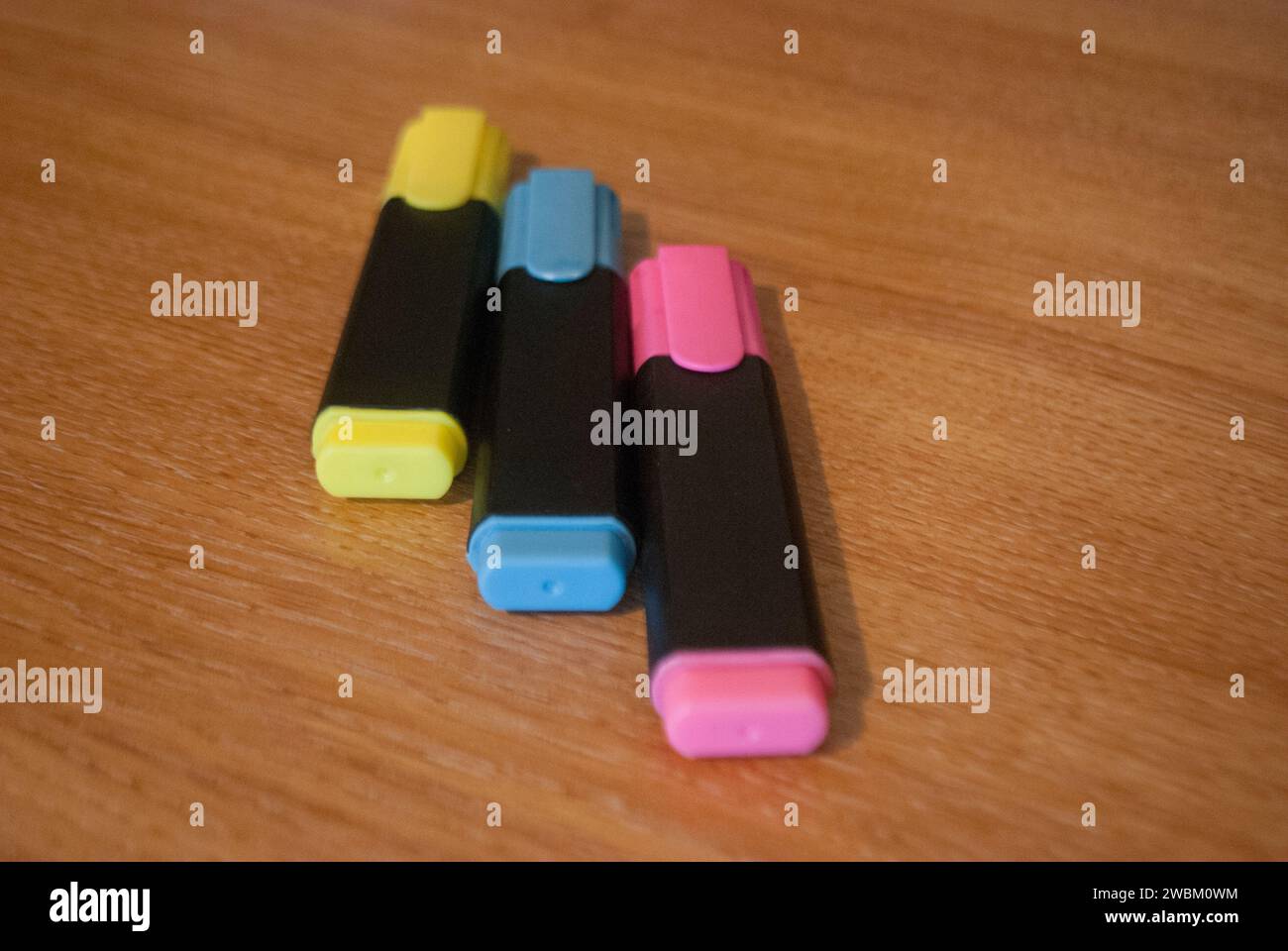 Zwei rubiks Würfel auf einem Schreibtisch Stockfoto