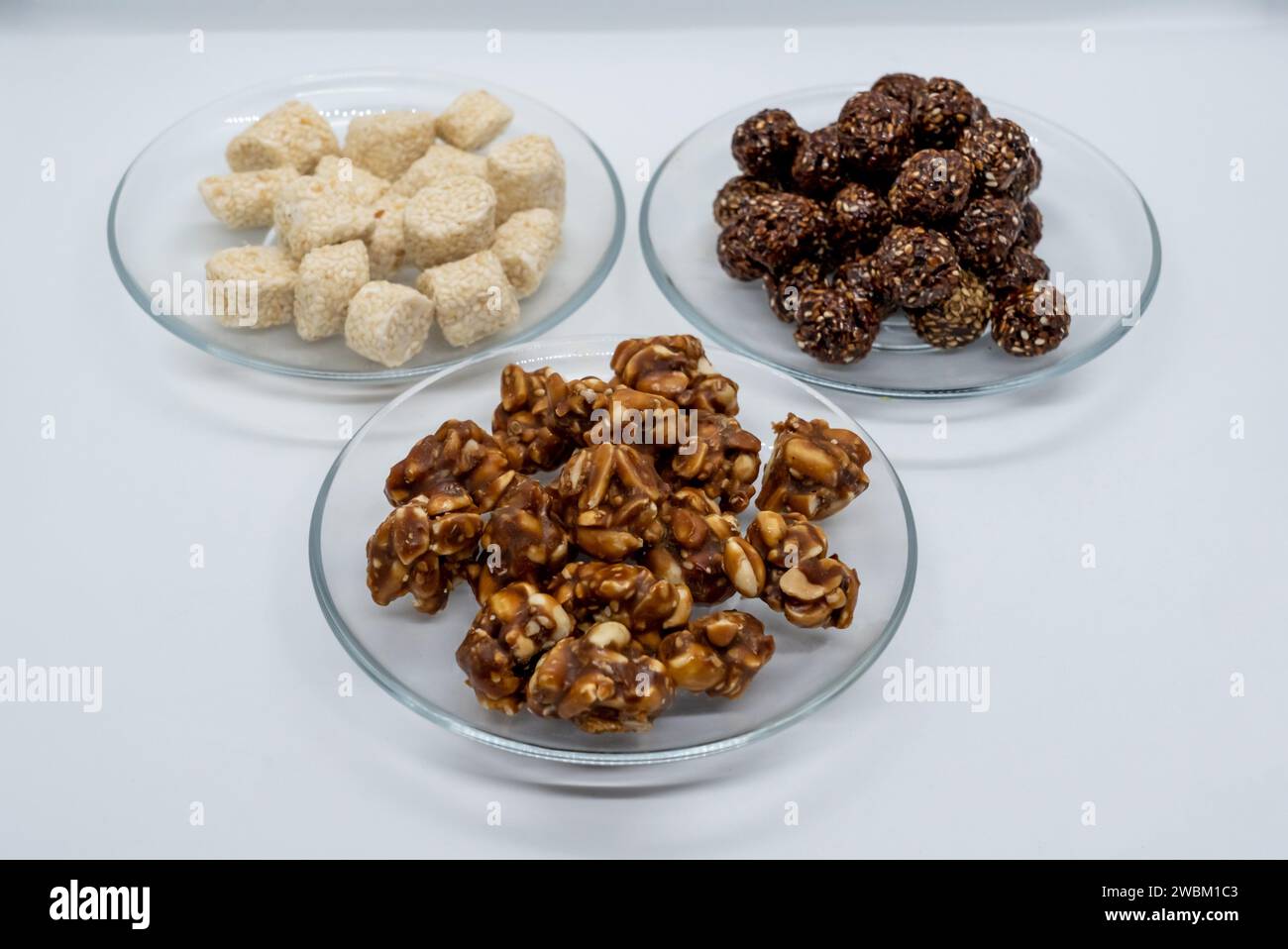 Drei Teller voller Sesam Ladoo, Til Ko Laddu, Jaggery Peanuts Laddoo für Maghe Sankranti und Makar Sankranti Festival in Nepal und Indien Stockfoto