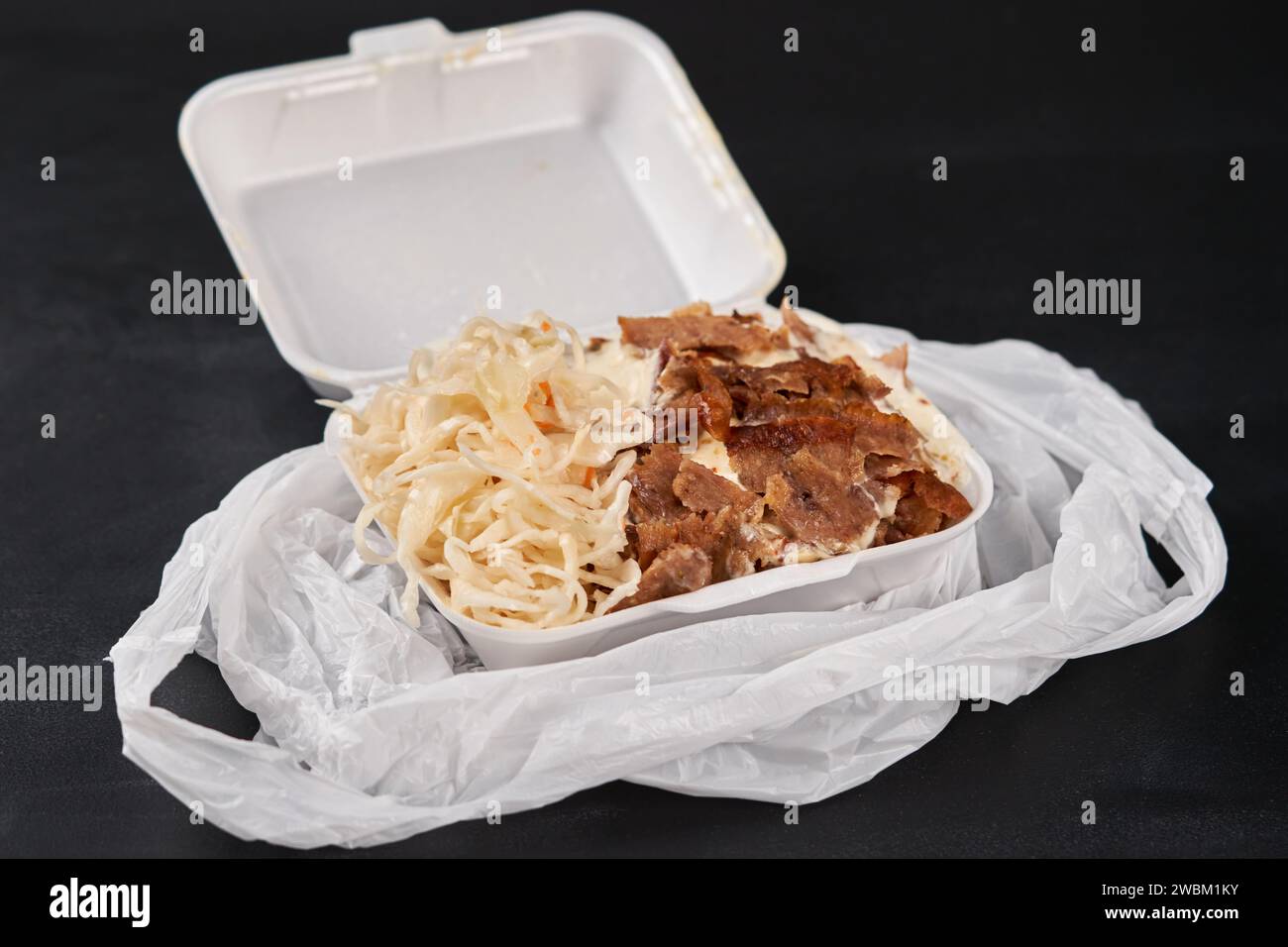Döner Döner mit Salat in einer Plastikbox. Stockfoto