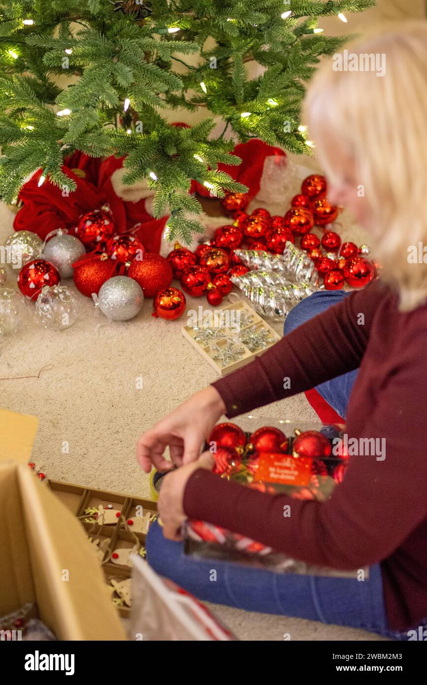 Im Januar einen Weihnachtsbaum und Weihnachtsdekorationen ablegen und verpacken Stockfoto
